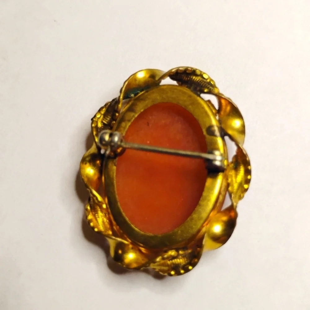 Vintage‎ Gold Tone Cameo Brooch